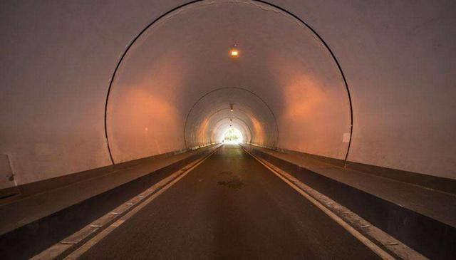 隧道里开车可不只是“黑”那么简单