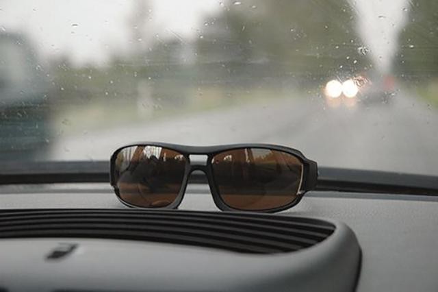 开车戴墨镜不止遮阳，关键时刻能挽救生命你信吗？